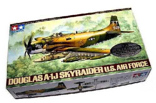 Tamiya 61073-400 - 1/48 Douglas A-1J Skyraider USAF - Metallic Version